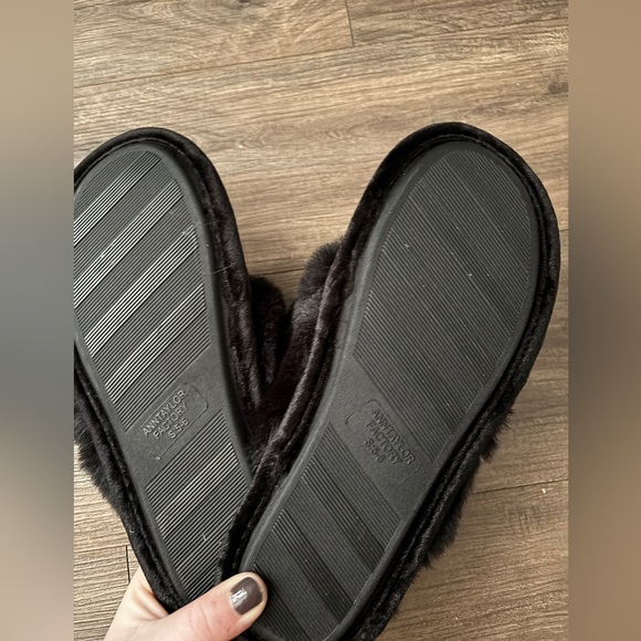 Ann Taylor Factory black fuzzy slippers size S (5-6) - Picture 2 of 2